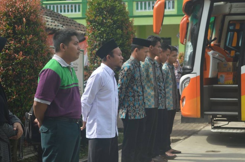 Pemberangkatan santriwan santriwati kelas 5 ke Gontor