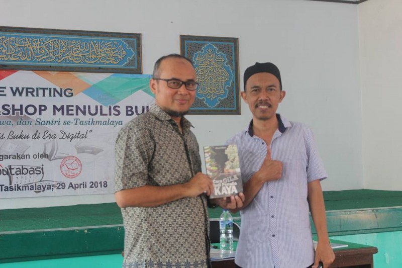 Darussalam mengikuti acara Seminar Jihad Menulis Buku di Era Digital di Gedung Dakwah Tasikmalaya