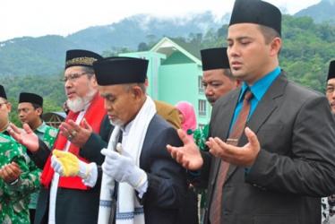 Do'a peletakan batu pertama Masjid Darussalam Ptra