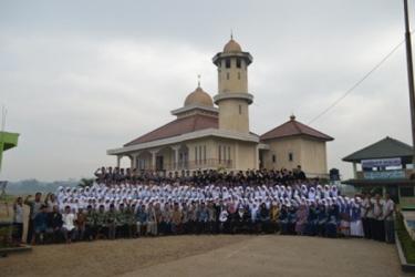 Foto bersama Keluarga Besar PP Darussalam 2010