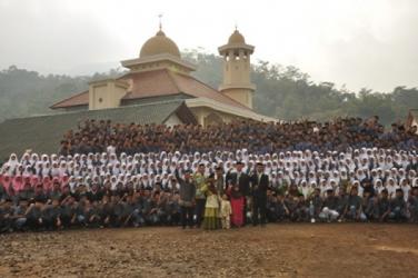 Foto bersama Keluarga Besar PP Darussalam 2012