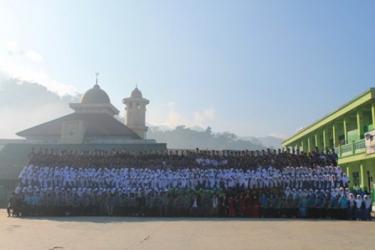 Foto bersama Keluarga Besar PP Darussalam 2013