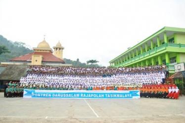 Foto bersama Keluarga Besar PP Darussalam 2015