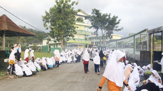 Santri Santriat Membakar Sate Bersama Hasil Penyembelihan Hewan Qurban