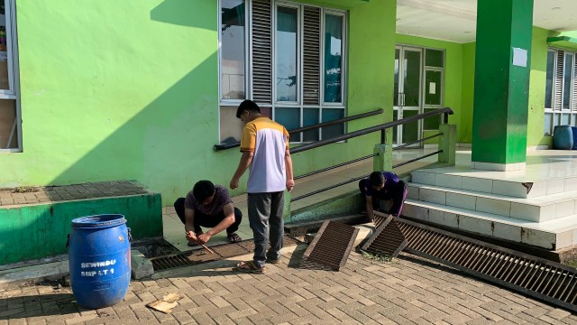 Santri Mukimin Bersih Bersih Pondok