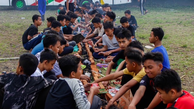 Santri dan Santriat Membakar Sate Bersama Hasil Penyembelihan Hewan Qurban